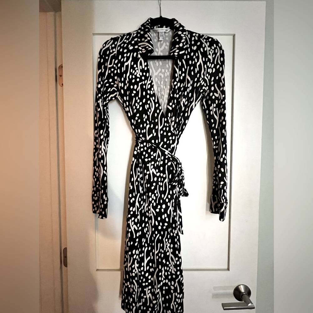 Diane Von Furstenburg Jeanne black/white patterned long sleeve wrap dress